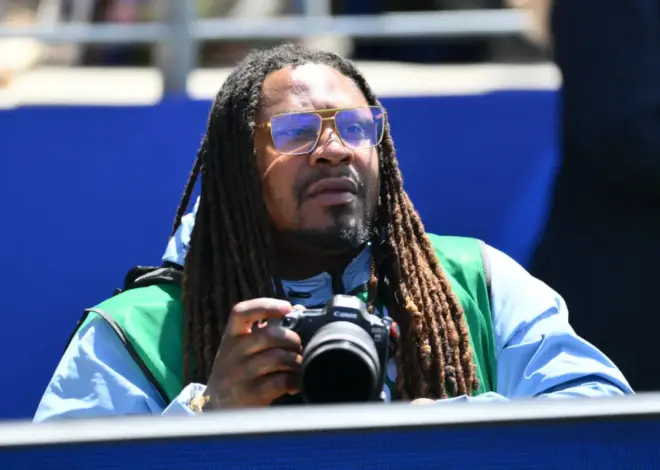Marshawn Lynch works as photographer for USA vs Australia match