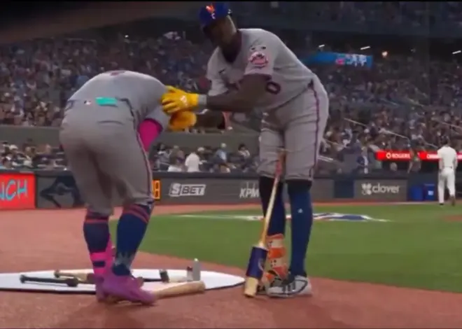 Ronny Mauricio hits Francisco Alvarez with swing in on-deck circle in wild Mets moment