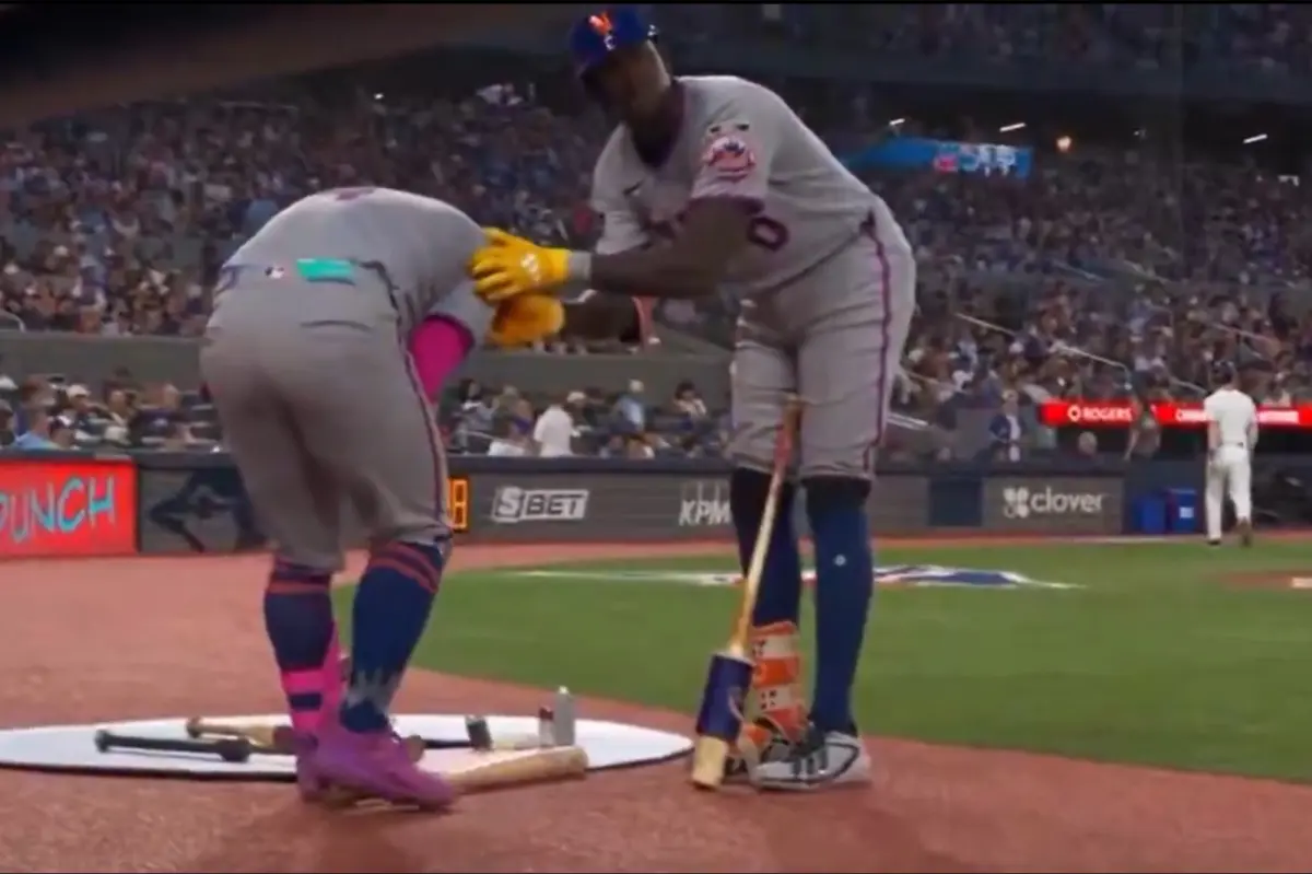 Ronny Mauricio hits Francisco Alvarez with swing in on-deck circle in wild Mets moment