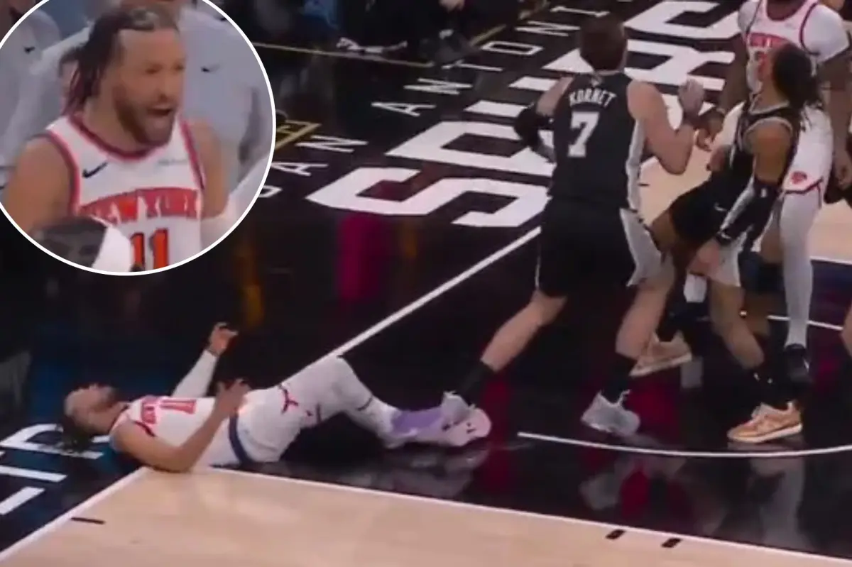 Jalen Brunson explodes at ref Scott Foster after Spurs player steps on ankle
