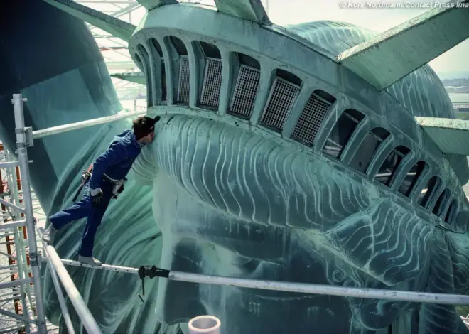 1984 photo of worker kissing Statue of Liberty in daring display resurfaces ahead of America 250 celebrations