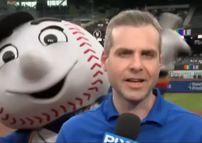 Mr. Met dances behind Steve Gelbs during Carlos Mendoza segment in awkward scene