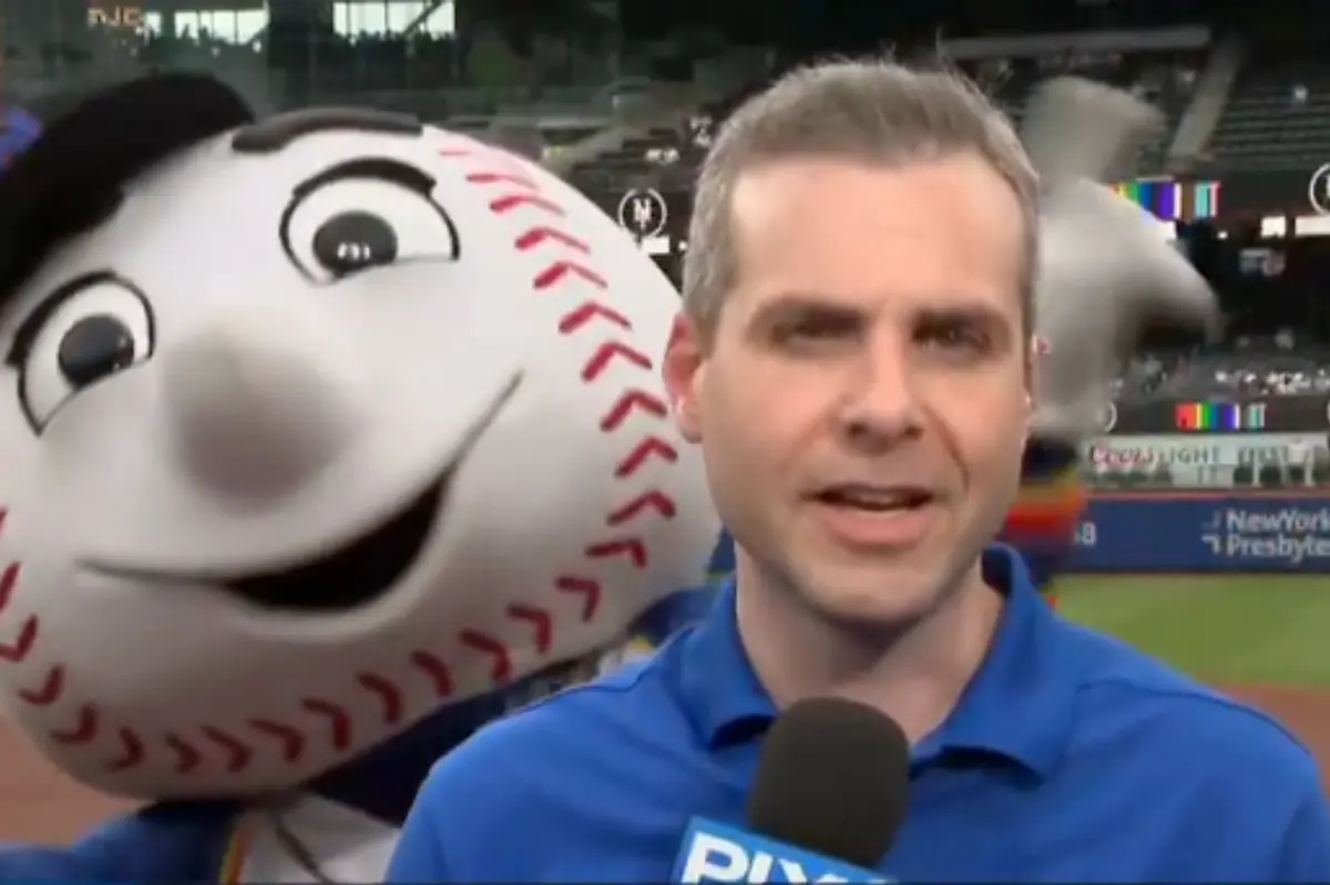 Mr. Met dances behind Steve Gelbs during Carlos Mendoza segment in awkward scene