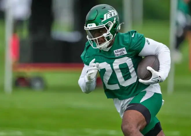 Breece Hall hobbles off field in worrying Jets training camp injury