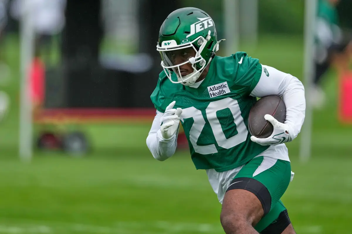Breece Hall hobbles off field in worrying Jets training camp injury
