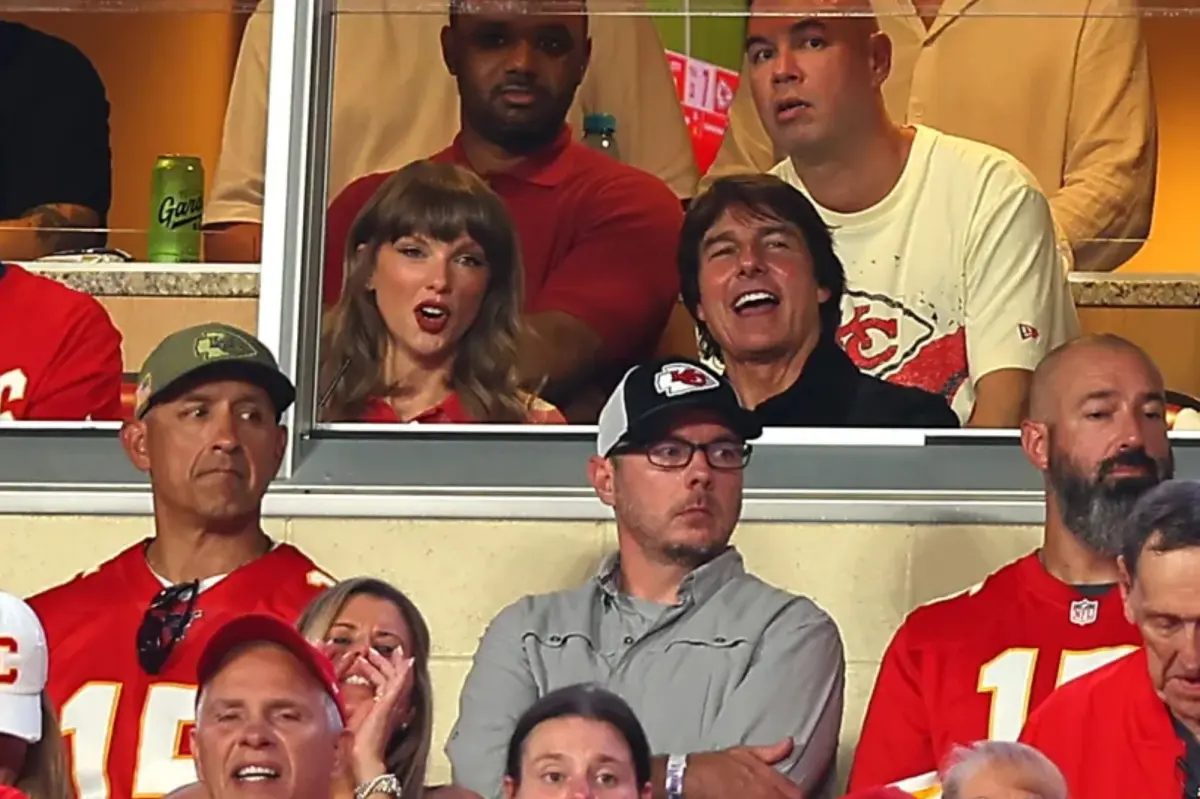 Taylor Swift takes in Travis Kelce’s Chiefs opener next to Tom Cruise